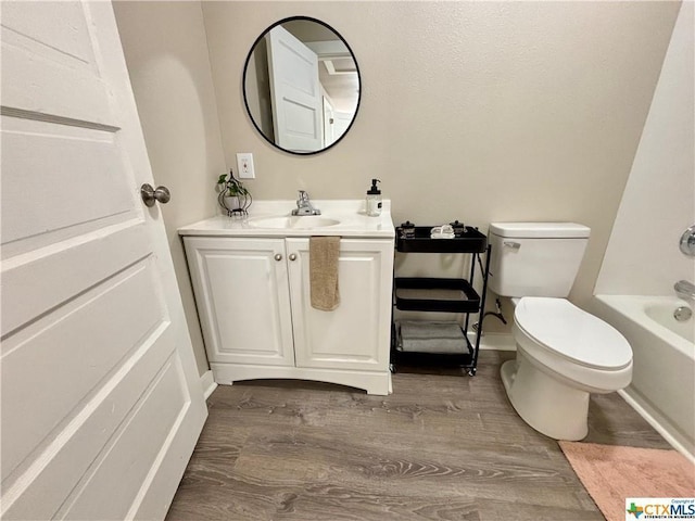 515 Mitchell Ave, Seguin, TX 78155 - full bathroom with vanity, wood finished floors, toilet, and baseboards