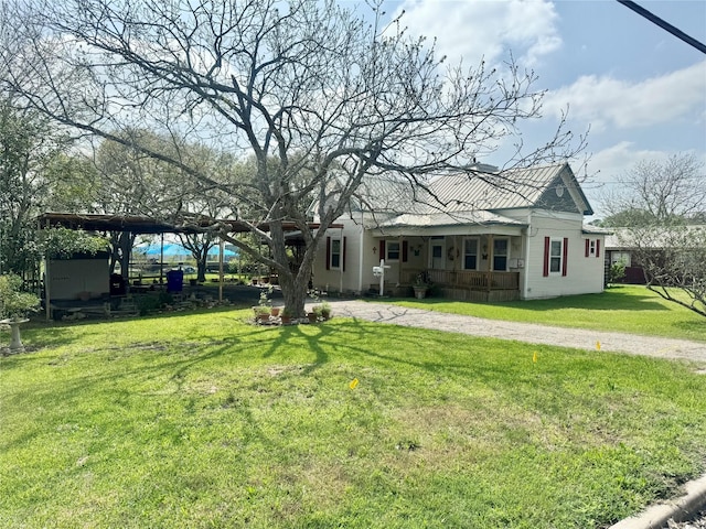 706 W St, Yoakum, TX 77995 - view of front of house featuring a front yard and metal roof