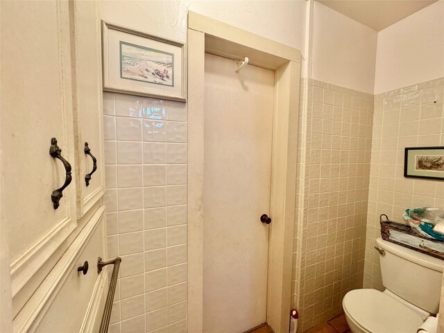 706 W St, Yoakum, TX 77995 - bathroom featuring toilet and tile walls