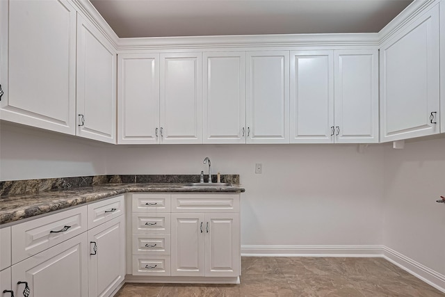 8522 Haven Trl, Tomball, TX 77375 - laundry room with baseboards and wet bar