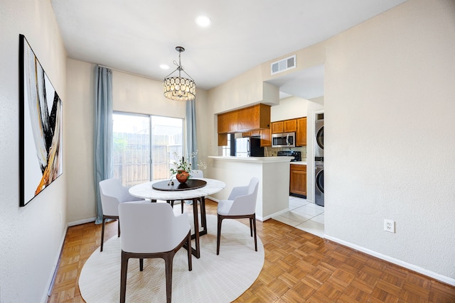 7575 Cambridge St Unit 1604, Houston, TX 77054 - dining room with stacked washing machine and dryer, baseboards, recessed lighting, and a chandelier
