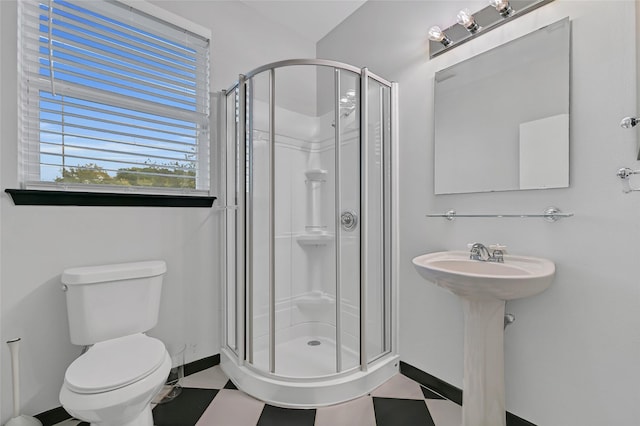 5122 Braesheather Dr, Houston, TX 77096 - full bath featuring a shower stall, toilet, and baseboards