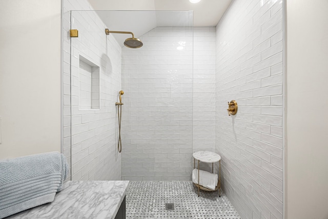826 Omar St, Houston, TX 77009 - full bathroom featuring tiled shower and vaulted ceiling
