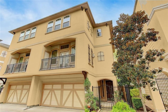 4247 Dickson St, Houston, TX 77007 - multi unit property featuring stucco siding, a garage, a balcony, and driveway