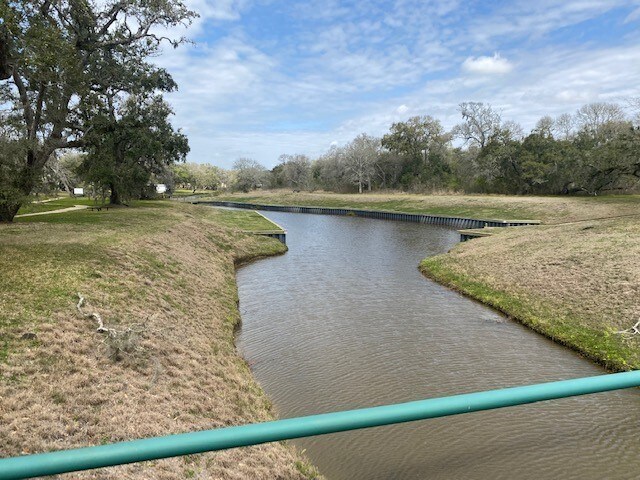33235 Amberjack Dr, Richwood, TX 77515 - photo 4