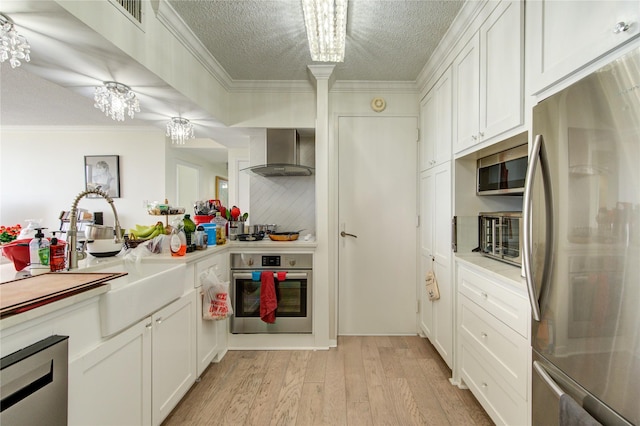 5001 Woodway Dr Unit 1405, Houston, TX 77056 - kitchen with appliances with stainless steel finishes, island range hood, a chandelier, light wood-type flooring, and light countertops