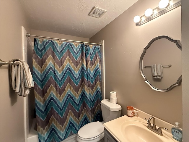 207 Leisure Ln, Montgomery, TX 77356 - bathroom featuring vanity, toilet, a shower with shower curtain, and a textured ceiling