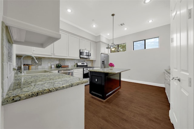 2609 Riverside Dr Unit C, Houston, TX 77004 - kitchen with stainless steel appliances, a sink, a center island, backsplash, and dark wood finished floors
