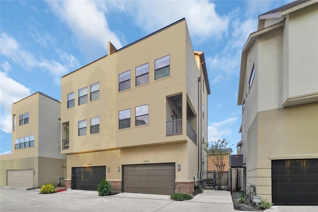2609 Riverside Dr Unit C, Houston, TX 77004 - view of building exterior with a garage
