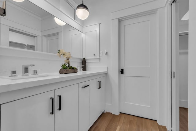 904 Willard St, Houston, TX 77006 - full bath featuring wood finished floors, double vanity, crown molding, and a spacious closet