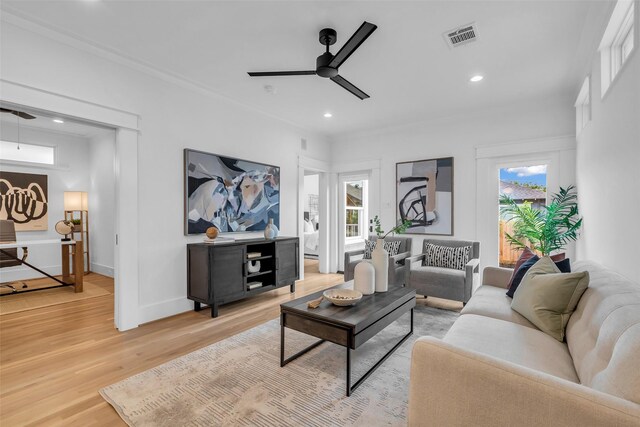 904 Willard St, Houston, TX 77006 - living area with ceiling fan, light wood-type flooring, plenty of natural light, recessed lighting, and baseboards