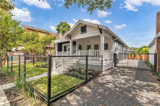 904 Willard St, Houston, TX 77006 - shotgun-style home featuring a gate, a ceiling fan, and covered porch