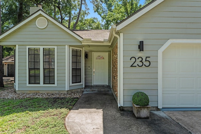 235 E Rainbow Ridge Cir, The Woodlands, TX 77381 - entrance to property featuring an attached garage and roof with shingles