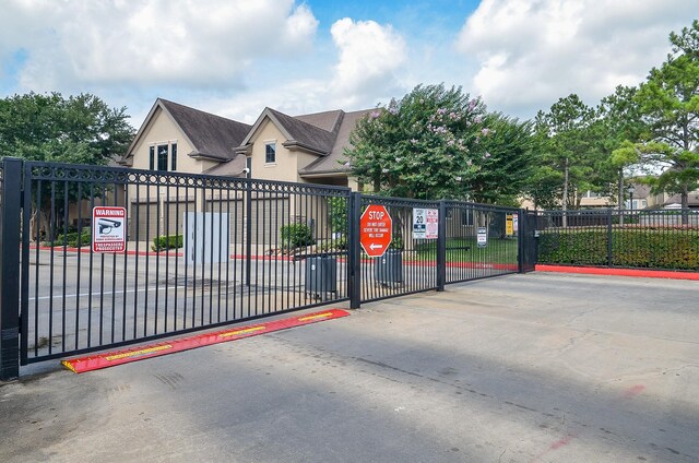 2918 Royal Oaks Grn, Houston, TX 77082 - view of gate