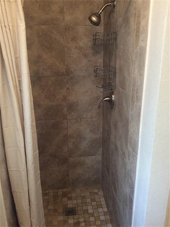 5 Lazybrook St, Angleton, TX 77515 - bathroom featuring a tile shower