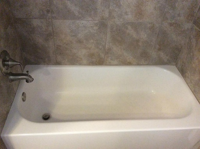 5 Lazybrook St, Angleton, TX 77515 - full bathroom featuring a tub to relax in