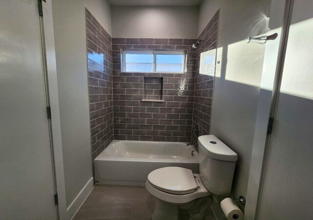 615 Northew St Unit J, Houston, TX 77091 - full bath featuring toilet and shower / bathtub combination