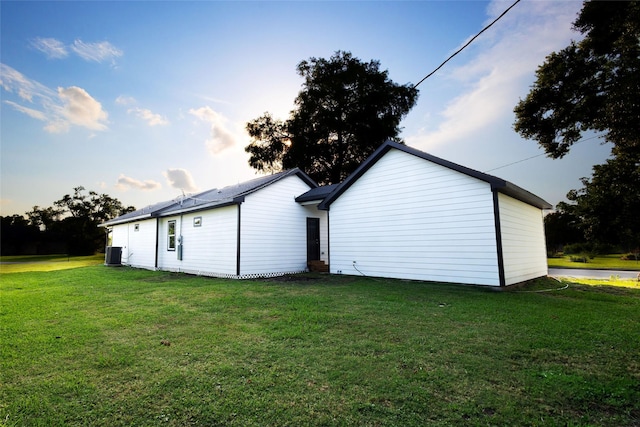 601 S Carroll St, La Porte, TX 77571 - back of house featuring central AC and a lawn