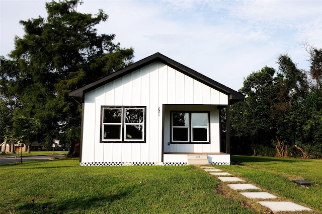 601 S Carroll St, La Porte, TX 77571 - view of front of house with a front lawn and board and batten siding