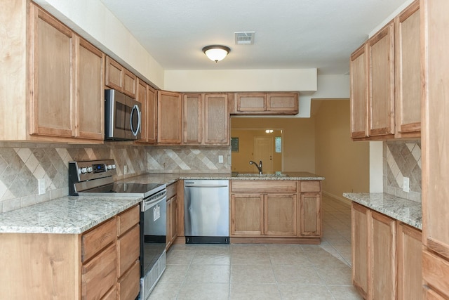 18610 Anne Dr, Webster, TX 77058 - kitchen with stainless steel appliances, a sink, backsplash, and a peninsula