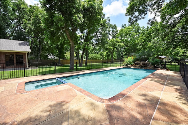 3919 Aspenwood Dr, Richmond, TX 77406 - view of swimming pool featuring view of wooded area, a pool with connected hot tub, and a patio