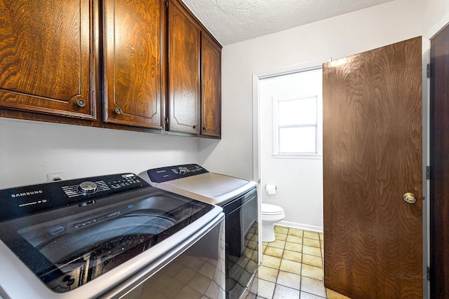 6902 Wagonwheel Ln, Houston, TX 77088 - laundry area with washing machine and clothes dryer, baseboards, and a textured ceiling