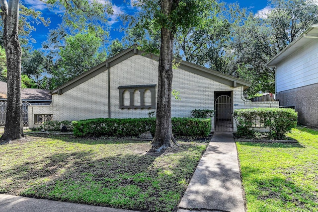 6902 Wagonwheel Ln, Houston, TX 77088 - view of front of house featuring brick siding and a front lawn