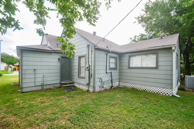 4514 Keystone St, Houston, TX 77021 - rear view of house featuring entry steps, a yard, and cooling unit