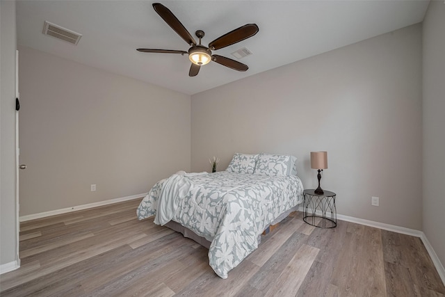 2810 Meadowbrook Ln, Rosenberg, TX 77471 - bedroom featuring wood finished floors, baseboards, and ceiling fan