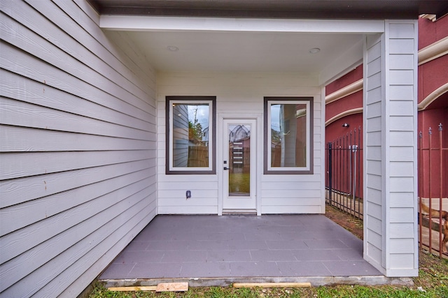 5029 Creekmont Dr, Houston, TX 77091 - doorway to property with a patio area