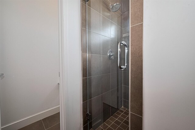 5012 Cornish St, Houston, TX 77007 - full bath featuring a tile shower and tile patterned flooring