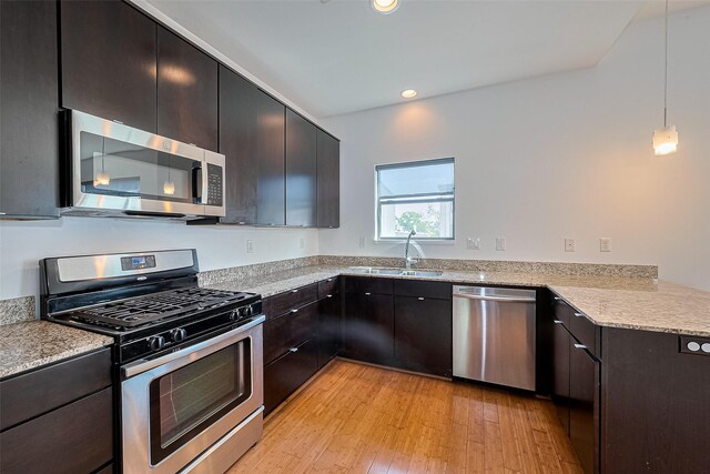 5012 Cornish St, Houston, TX 77007 - kitchen with appliances with stainless steel finishes, a sink, light wood-style flooring, recessed lighting, and a peninsula