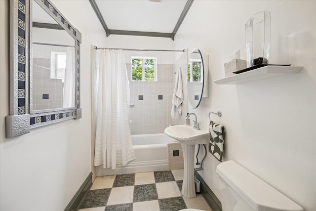 404 E 28th St, Houston, TX 77008 - full bath featuring toilet, shower / bathtub combination with curtain, and baseboards