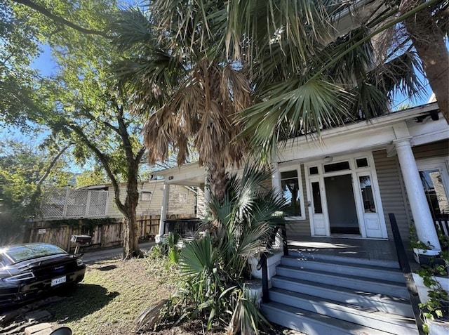2518 Grant St, Houston, TX 77006 - view of front of home featuring a porch