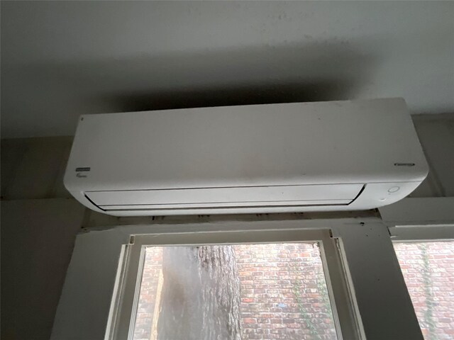2518 Grant St, Houston, TX 77006 - detailed view of an AC wall unit