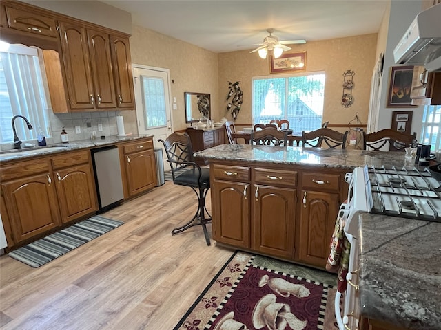 11683 Lakeshore Dr, Thornton, TX 76687 - kitchen featuring a sink, gas range gas stove, ceiling fan, extractor fan, and light wood-style floors