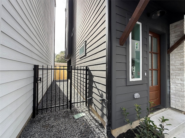 923 Fisher St Unit B, Houston, TX 77018 - view of home's exterior with a gate