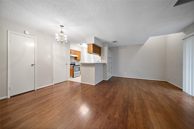 2120 El Paseo St Unit 2901, Houston, TX 77054 - unfurnished living room featuring a chandelier, dark wood-style floors, a textured ceiling, and baseboards