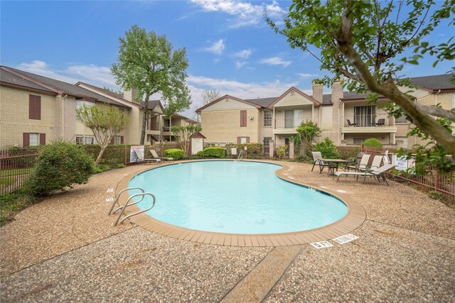 2120 El Paseo St Unit 2901, Houston, TX 77054 - community pool with a residential view and a patio