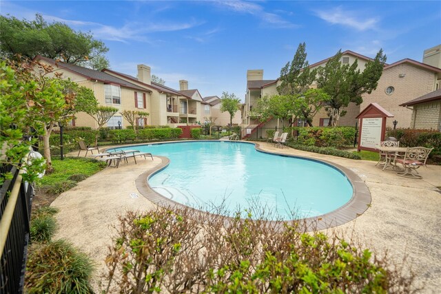 2120 El Paseo St Unit 2901, Houston, TX 77054 - community pool with a residential view and a patio