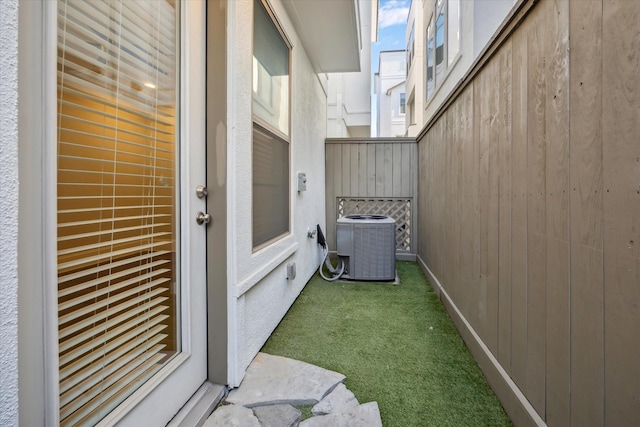 5405 Larkin St, Houston, TX 77007 - view of yard featuring central AC unit