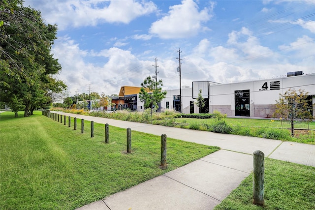 5405 Larkin St, Houston, TX 77007 - view of property's community featuring a yard