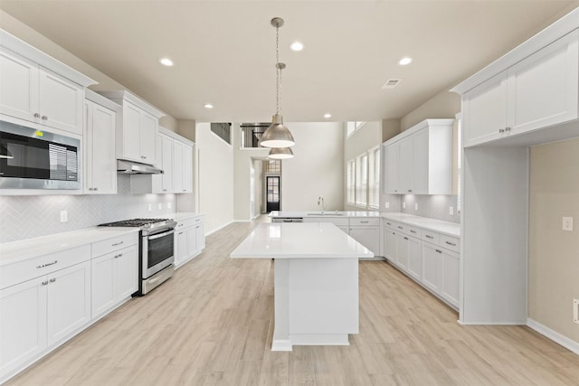 2218 Elm Rdg, Tomball, TX 77375 - kitchen featuring stainless steel appliances, a sink, under cabinet range hood, backsplash, and recessed lighting
