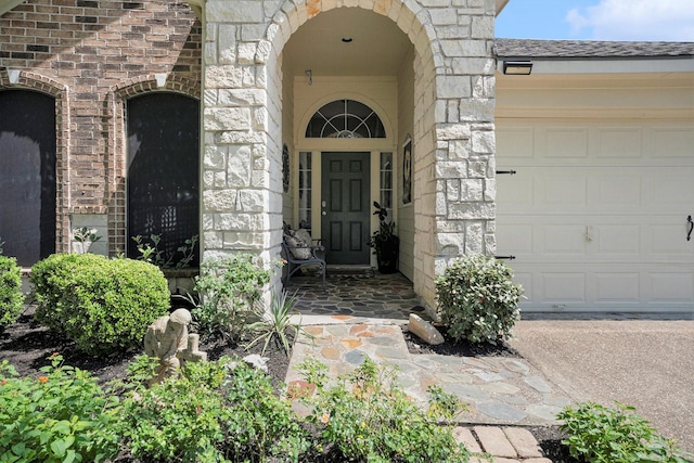 2909 Landing Edge Ln, Dickinson, TX 77539 - property entrance featuring stone siding and an attached garage