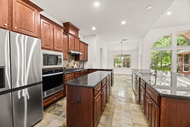 512 Cherry Hills Dr, Huntsville, TX 77340 - kitchen with appliances with stainless steel finishes, a center island with sink, stone tile flooring, recessed lighting, and a sink
