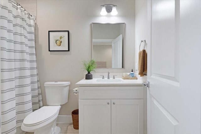 8307 Brecha Ln, Houston, TX 77055 - bathroom featuring toilet, vanity, baseboards, and a shower with curtain
