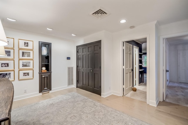 11 Twin Circle Dr, Houston, TX 77042 - foyer entrance with light wood finished floors, ornamental molding, recessed lighting, and baseboards