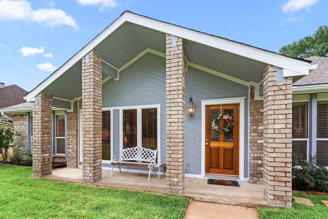 815 Millpond Dr, Sugar Land, TX 77498 - mid-century home featuring a porch, roof with shingles, and a front yard