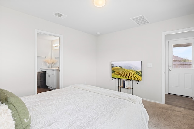 10530 Vinca Minor Ln, Houston, TX 77016 - bedroom with ensuite bathroom, carpet flooring, and baseboards
