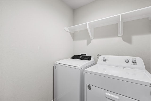 10530 Vinca Minor Ln, Houston, TX 77016 - laundry room with washer and clothes dryer